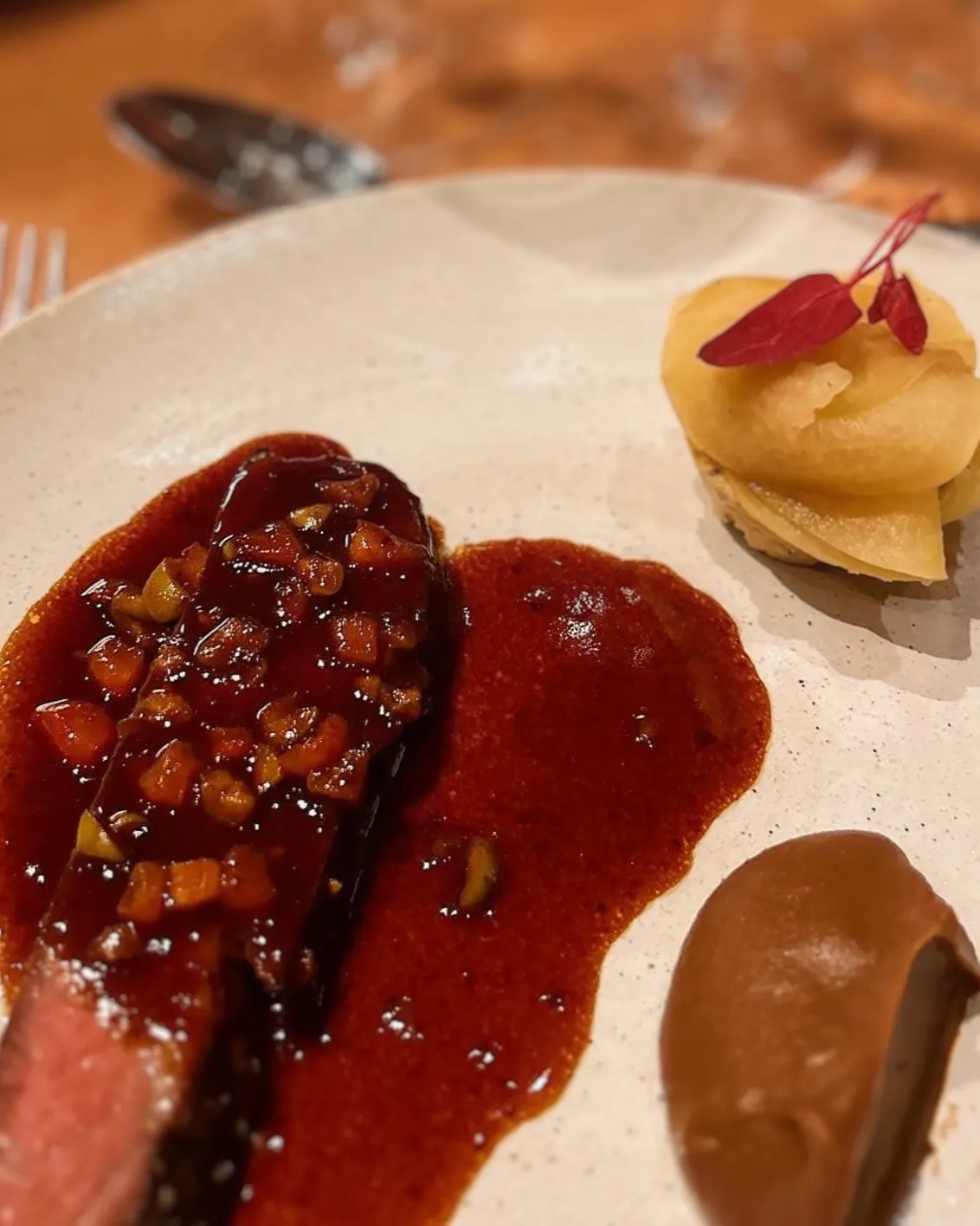 Aftenret med kød og sauce