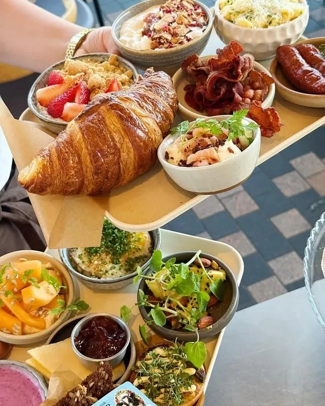 Brunchbakke med croissant og små skåle
