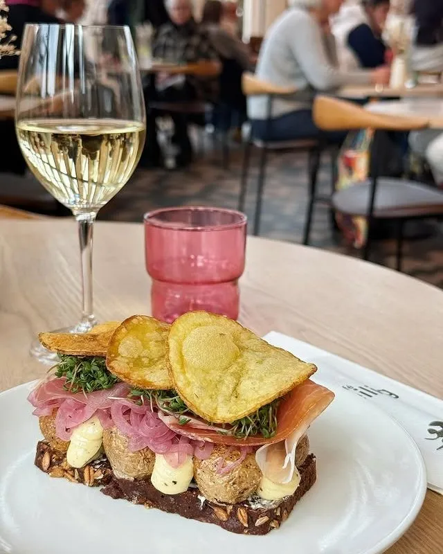 Smørrebrød med et glas hvidvin
